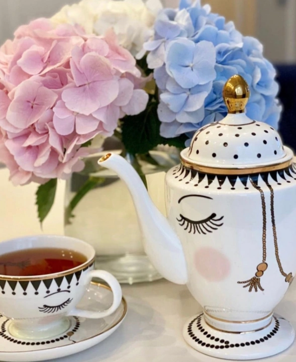 Porcelanowy czajnik z oczami