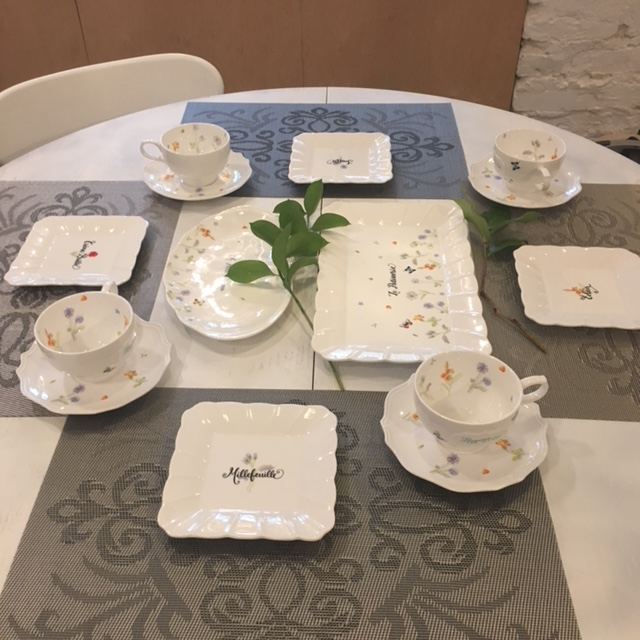 Filiżanki, patery z porcelany