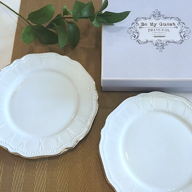 klasyczne talerzyki z porcelany
